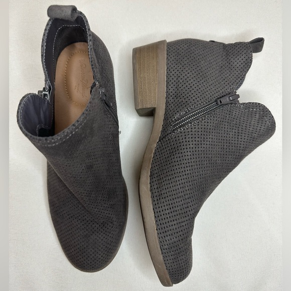 Universal Thread Booties - Picture 2 of 5